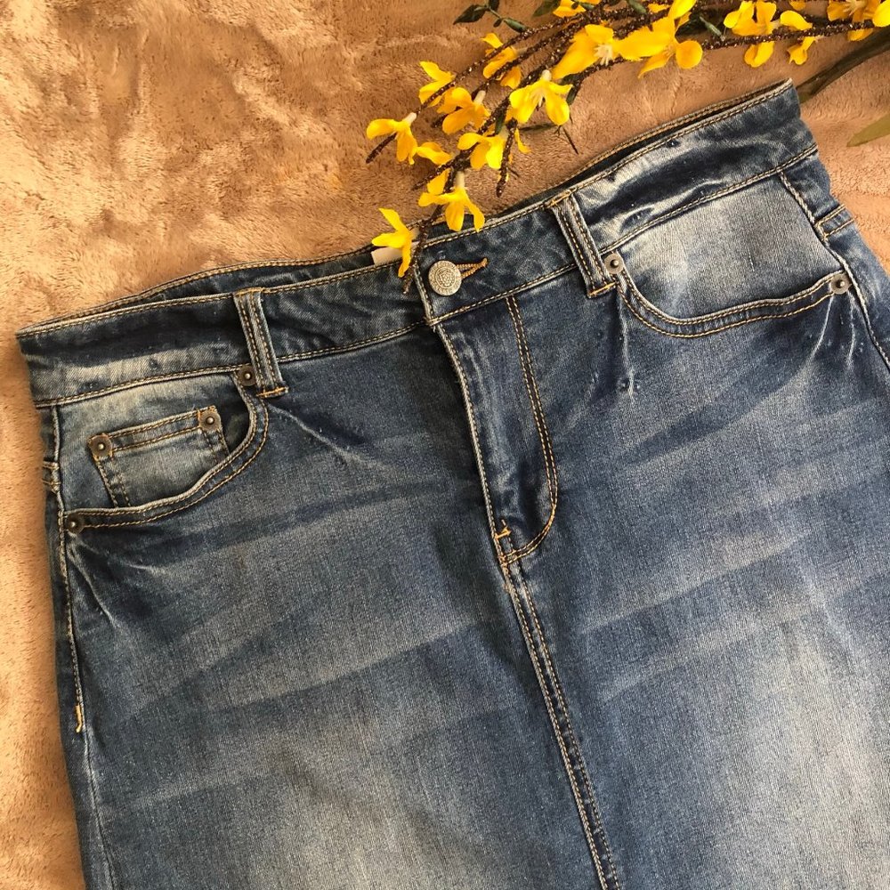 Kenneth Cole Reaction Moderna Denim Skirt - Picture 3 of 10